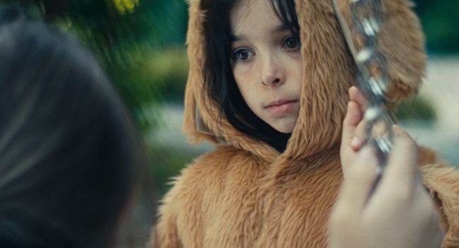 Ninni schaut eine Frau auf einer Schaukel an