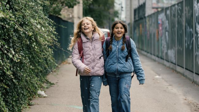 Mira und Naja laufen glücklich auf der Straße