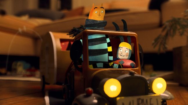 Zwei Wesen sitzen im Auto und lächeln sich an