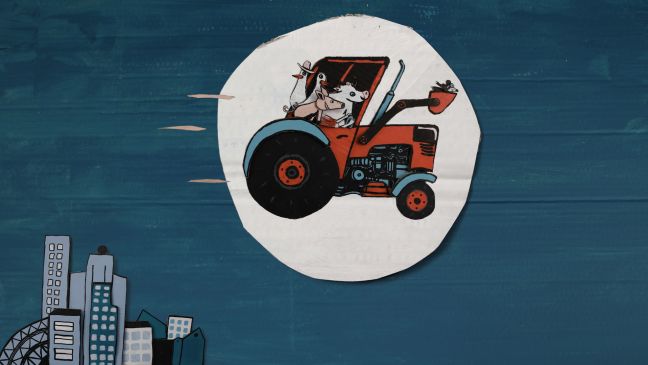 Ein Traktor mit Kuh, Schwein und Gänsen fliegt über die Stadt