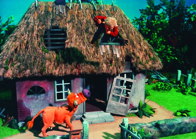 Prop schaut aus dem Fenster, Berta guckt ihn an