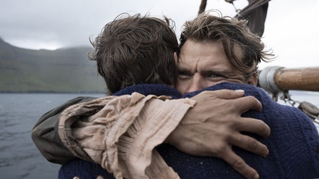 Helge und Baldur umarmen sich auf dem Schiff