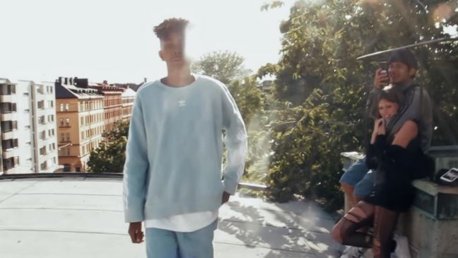 Phillip läuft auf die Kamera zu und Jasmin ist im Hintergrund mit ihrem Freund
