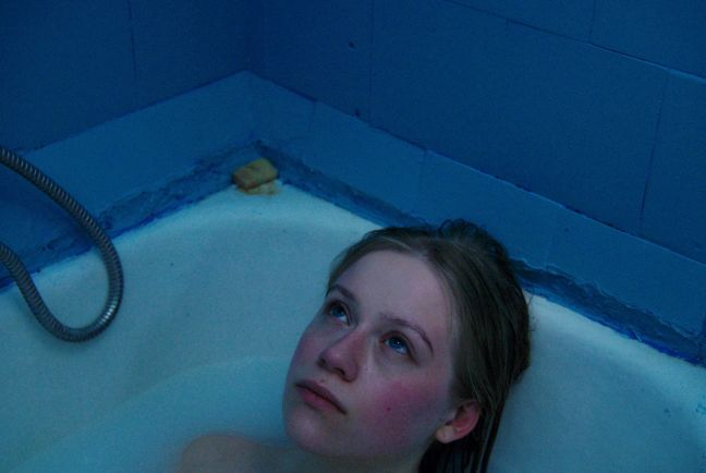 Elena in der Badewanne, nur ihr Kopf sichtbar