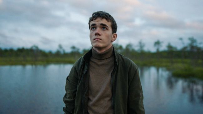Nahaufnahme Morten, im Hindergrund ein See