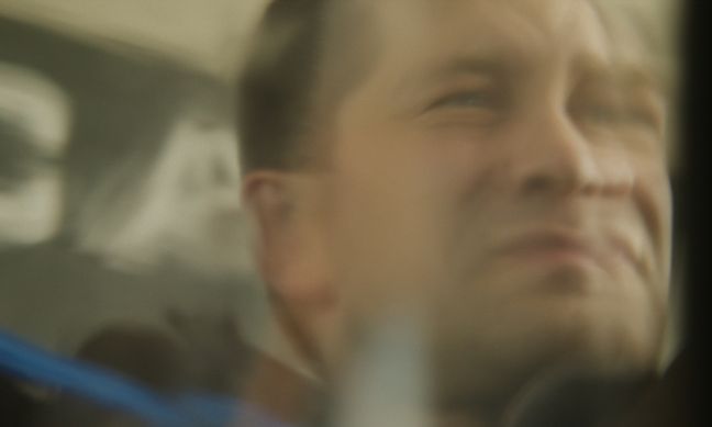 Nahaufnahme Vater durch das nasse Autofenster