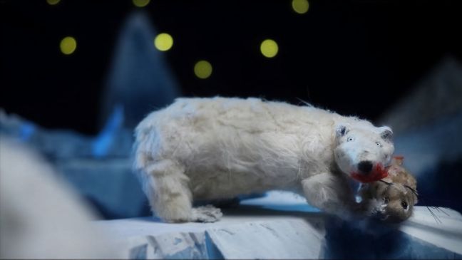 Eisbär frisst Robbe