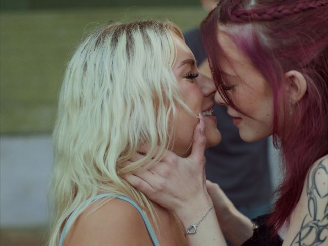 Bella und Noelia küssen sich