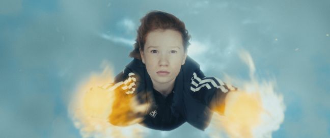 Stephanie fliegt und ihre Hände spucken Feuer
