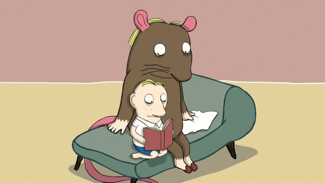 Der Mann und die riesige Ratte sitzen auf dem Sofa, der Mann hält ein Buch