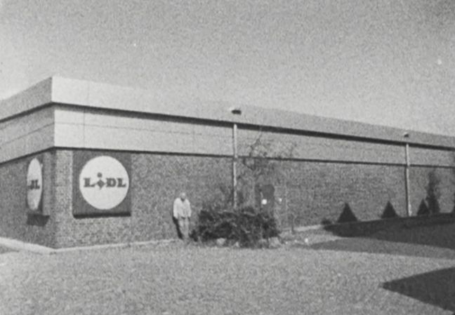 schwarz-weiß, eine Person vor einem LIDL
