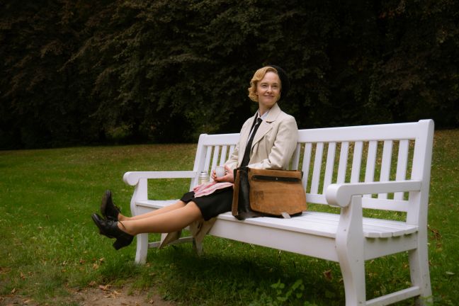 Astrid Lindgren sitzt auf einer Parkbank