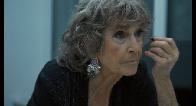 Siw komplettiert ihr Outfit für den Auftritt mit Eyeliner