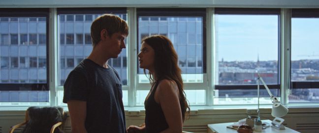 Rakel und Johannes kommen sich oben im Buro näher