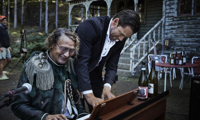 Manfred und Anker spielen gemeinsam Klavier bei einer Gartenparty