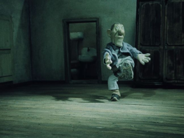 Der Mann tanzt besoffen in seiner Wohnung