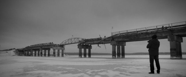 Viktor fotografiert eine Brücke