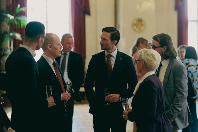 Der schwedische Außenminister Jacob Weiss mit andere Politiker:innen bei einem Empfang