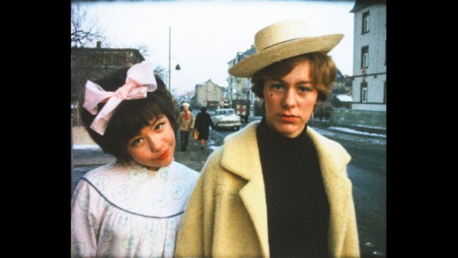 Zwei Junge Frauen zur Winterzeit auf dem Gehweg, rechts Monika