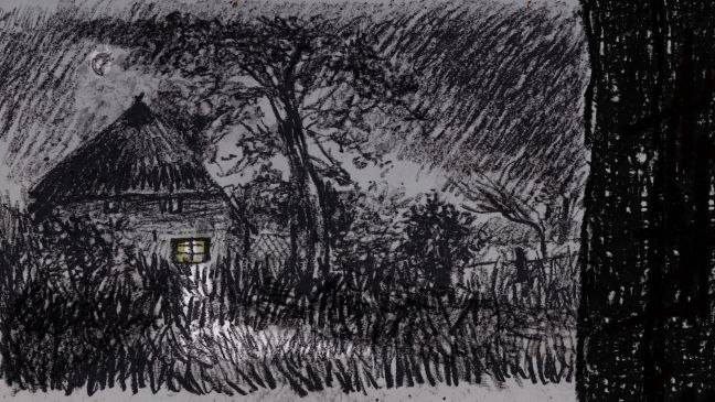 Nachts das Haus mit dem Baum daneben, durch ein Fenster scheint Licht