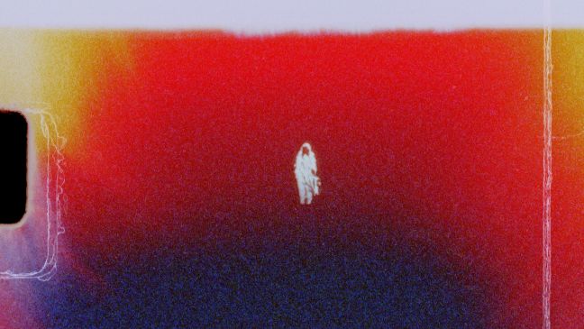 Ein analoges Negativ der Totale einer Person, eingefärbt in violett, rot und gelb