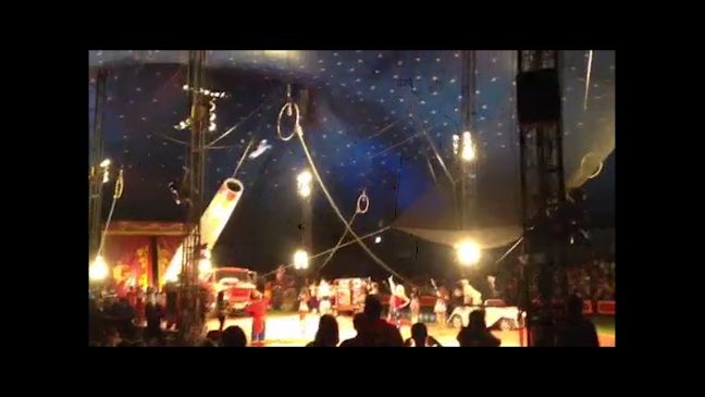 Archivbild der Manege Circus Maximus mit der Kanone, Besuchern und Artisten