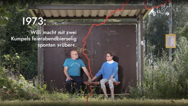 Willi mit seiner Frau Renate sitzend an der Bushaltestelle, darüber ein Text und eine eingezeichnete Strecke