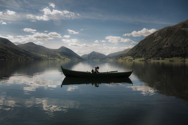 Astrup alleine in einem Boot inmitten eines Sees