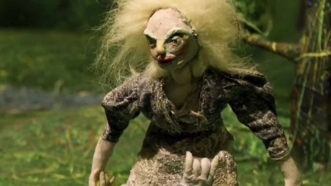 Frau mit verwuschelten Haaren