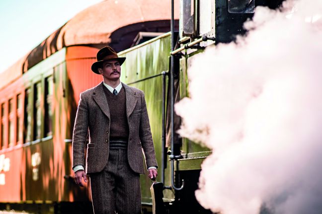 Einar am Bahnsteig neben einer Lokomotive