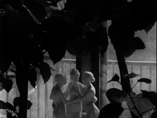 Drei sich umschlingende Frauenskulpturen