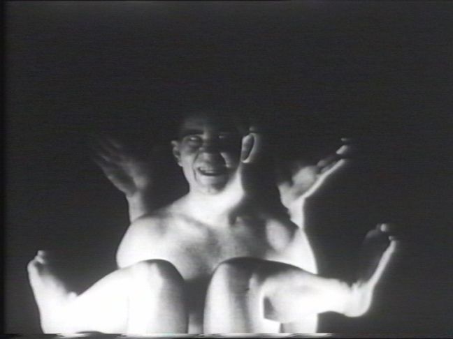 Mann und Gliedmaßen einer anderen Person