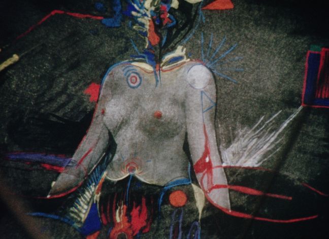 Fotografie eines Frauenkörpers mit bunten Bemalungen