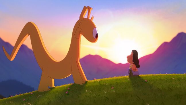 Epifanía, groß gewachsen, und Doña Marta stehen im Sonnenuntergang auf einer Bergwiese