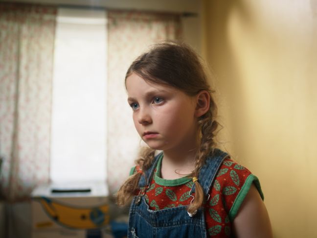 Astrid vor dem Fenster