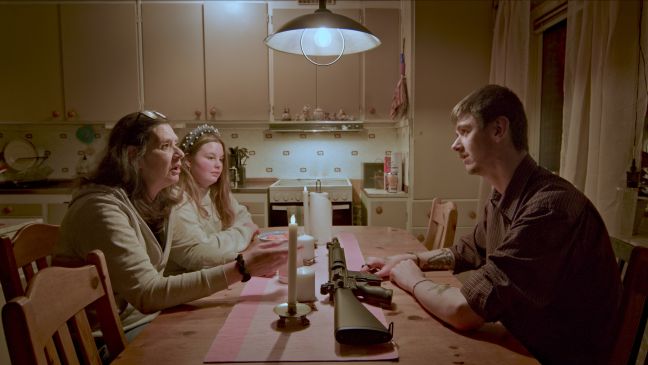 August mit seiner Familie am Küchentisch