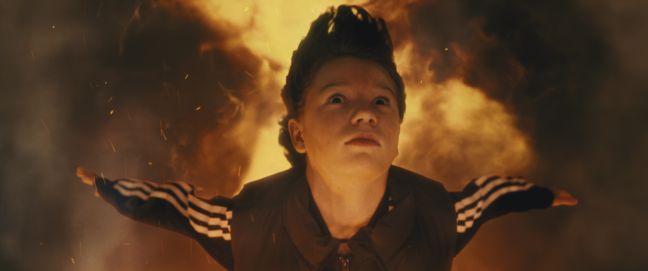 Stephanie fliegt und hinter ihr ist eine Feuerwolke