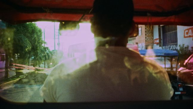 ein Tuktuk-Fahrer von hinten