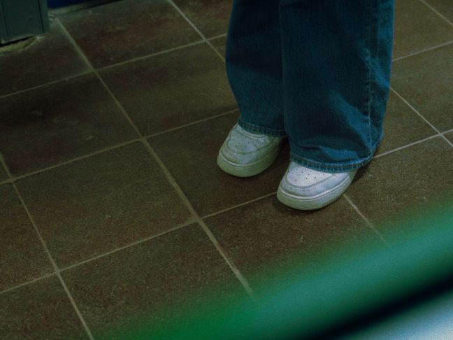weiße Sneaker und Jeans