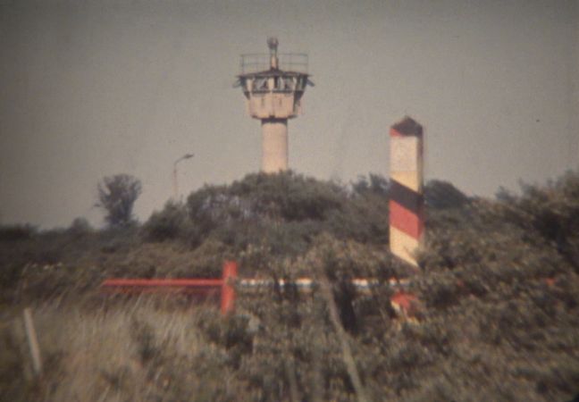 innerdeutsche Grenze mit Schlagbaum und Wachturm