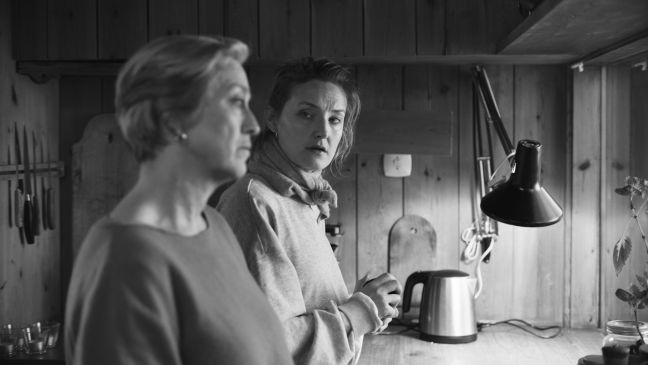 Die Tochter blickt die Mutter an, die in die Ferne schaut