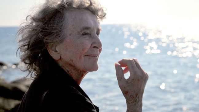 Siw im Gegenlicht im Wind, im Hintergrund die glitzernde Sonne auf dem Wasser