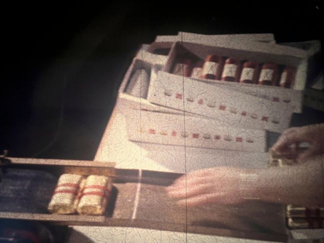 Lübecker Marzipan wird per Hand verpackt