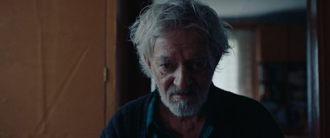 Nahaufnahme des Großvaters, erschöpfter Blick