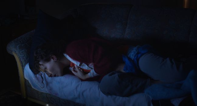 Irina liegt am Sofarand