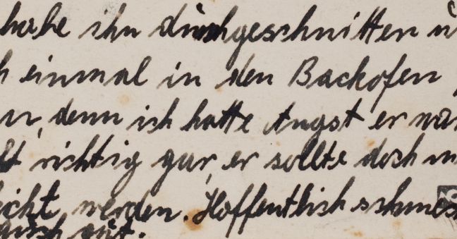 Nahaufnahme einer handgeschriebenen Postkarte