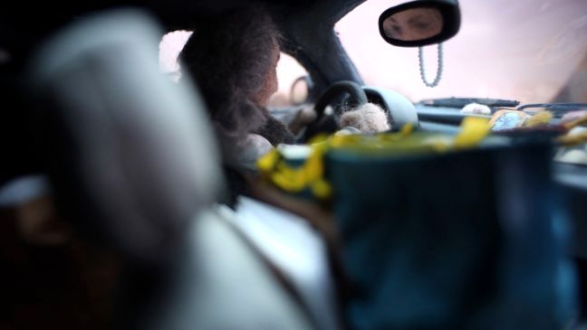 Mutter im Auto mit viel Zeug