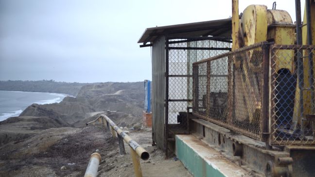 Landschaftaufnahme: Meer, Felsen, eine Hütte