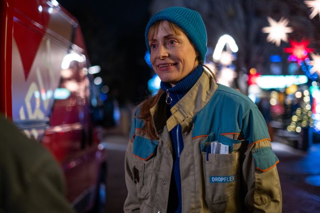 Paketbotin Dörte Krampitz vor ihrem Lieferauto