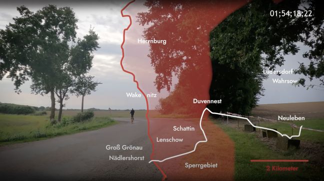 Ein Weg entlang von Feldern, darüber die innerdeutsche Grenze und die Fluchtstrecke